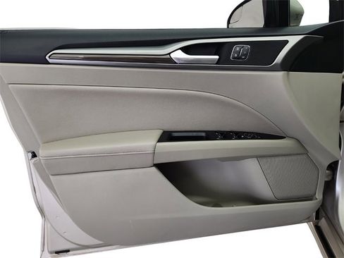 Used 2018 Ford Fusion SE w/ Fusion SE Technology Package image 18