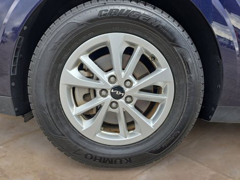 Certified 2024 Kia Carnival LX image 29