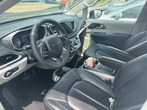 Used 2023 Chrysler Pacifica Touring-L AWD/4WD image 19