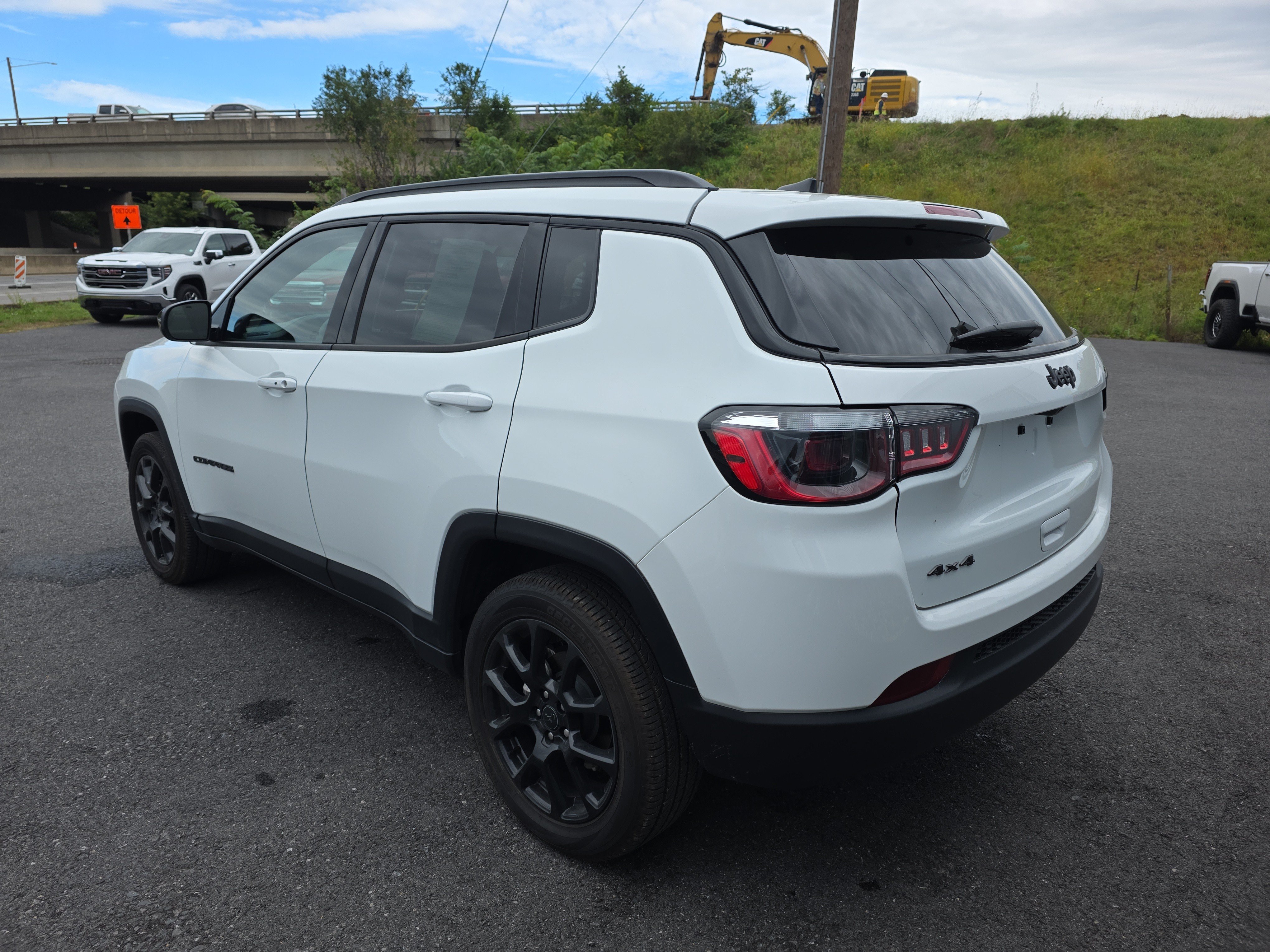 Used 2025 Jeep Compass Latitude w/ Convenience Group AWD/4WD image 6