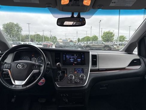 Used 2017 Toyota Sienna Limited Premium AWD/4WD image 12