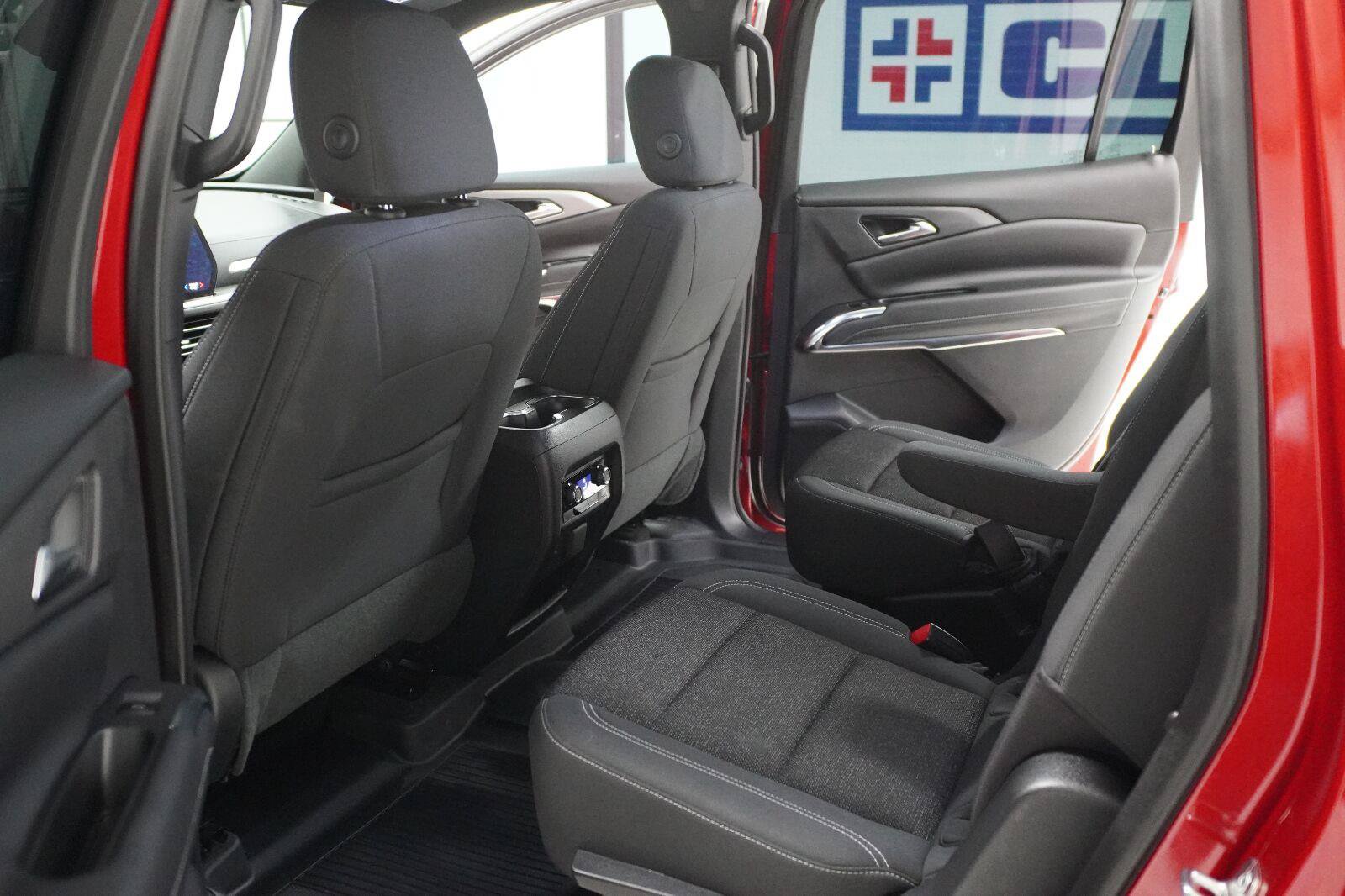 Used 2025 Chevrolet Traverse LT w/ Driver Confidence Package FWD image 12