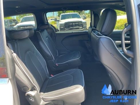 Used 2026 Chrysler Pacifica Limited FWD image 9