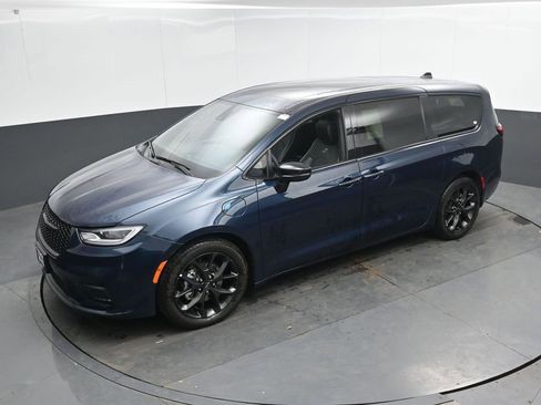 Used 2023 Chrysler Pacifica Limited w/ S Appearance Package FWD image 35