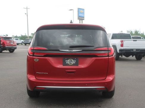 Used 2025 Chrysler Pacifica Select FWD image 8