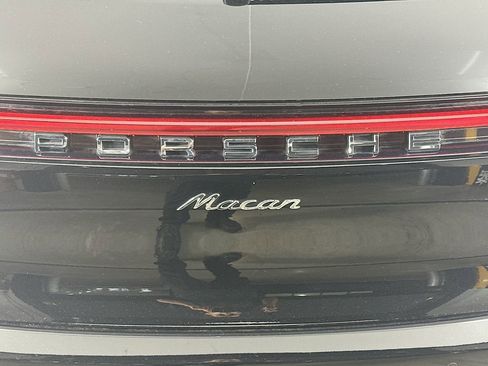 Certified 2023 Porsche Macan AWD/4WD image 34