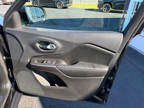 Used 2019 Jeep Cherokee Limited image 43