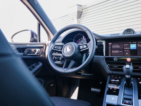 Certified 2026 Porsche Macan image 25