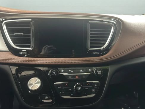 Used 2017 Chrysler Pacifica Limited FWD image 14