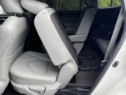 Used 2022 Toyota Highlander XLE AWD/4WD image 22