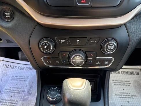 Used 2017 Jeep Cherokee Limited AWD/4WD image 23