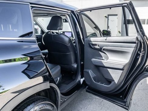 Used 2023 Toyota Highlander XLE AWD/4WD image 17
