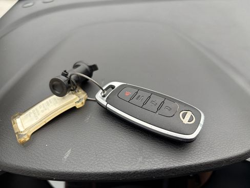 Used 2025 Nissan Versa SV FWD image 21