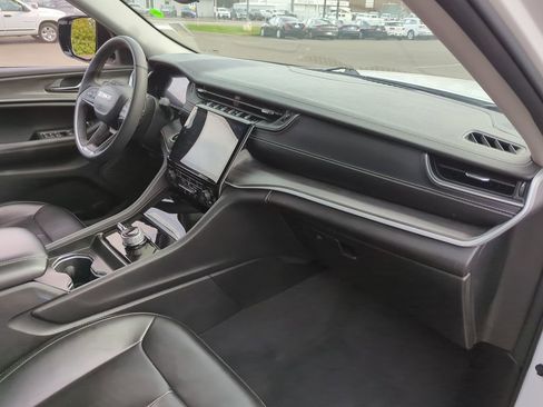 Used 2024 Jeep Grand Cherokee Limited image 38