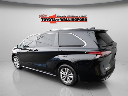 Certified 2024 Toyota Sienna Limited image 7