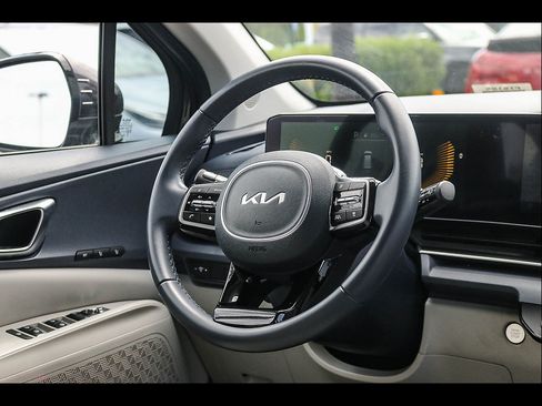Used 2025 Kia Carnival EX FWD image 19