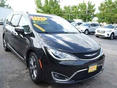 Used 2017 Chrysler Pacifica Limited w/ UConnect Theater Package FWD image 5