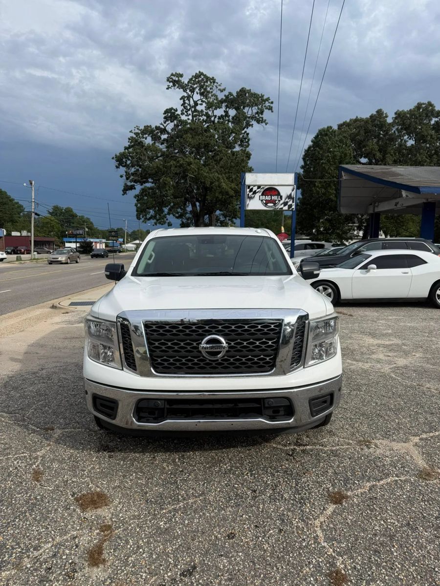 Used 2018 Nissan Titan SV w/ SV Convenience Package RWD image 2