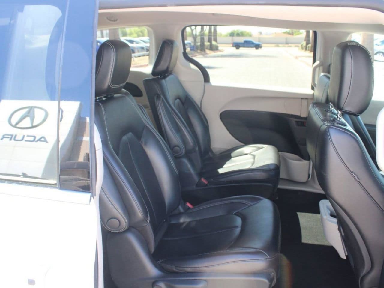 Used 2023 Chrysler Pacifica Touring-L FWD image 15