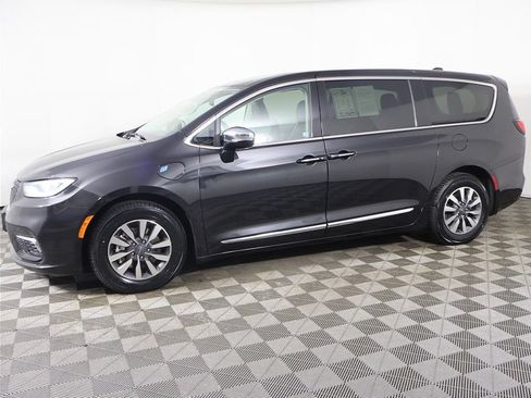 Used 2023 Chrysler Pacifica Limited FWD image 20
