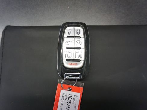 Used 2017 Chrysler Pacifica Touring-L w/ Tire & Wheel Group image 19