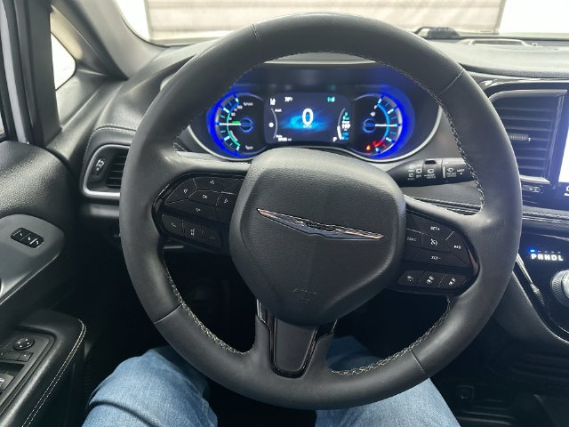 Used 2022 Chrysler Pacifica Touring-L w/ Uconnect Theater Family Group FWD image 13