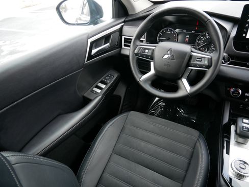 Used 2025 Mitsubishi Outlander SE image 9