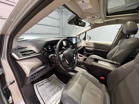 Used 2021 Toyota Sienna XLE image 10