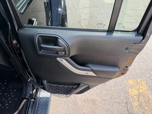 Used 2017 Jeep Wrangler Unlimited Sahara w/ Connectivity Group AWD/4WD image 35