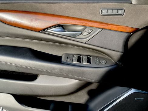 Used 2018 Cadillac Escalade ESV Luxury image 40