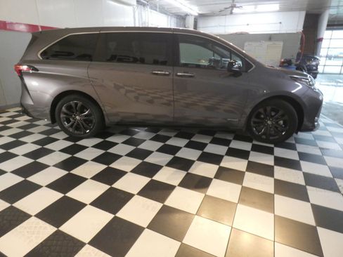 Used 2021 Toyota Sienna XSE image 4