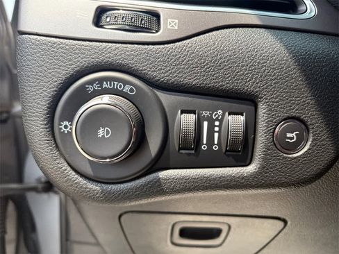 Used 2022 Jeep Cherokee Latitude w/ Comfort Safety Group image 23