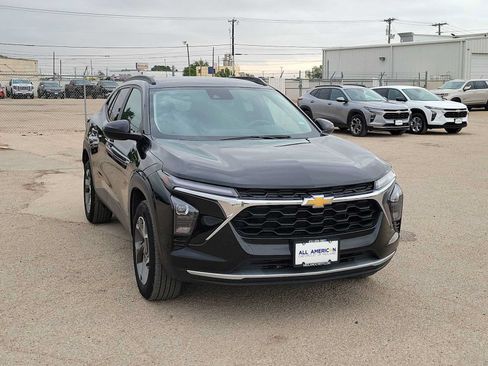 Used 2025 Chevrolet Trax LT FWD image 2