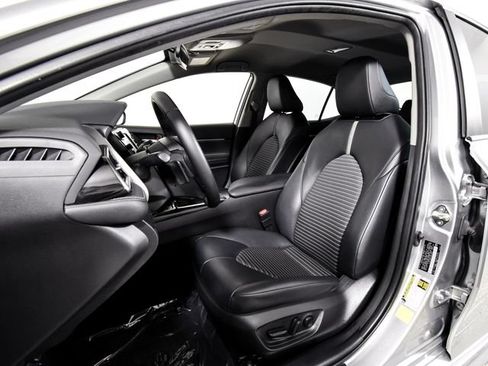 Used 2020 Toyota Camry SE FWD image 3