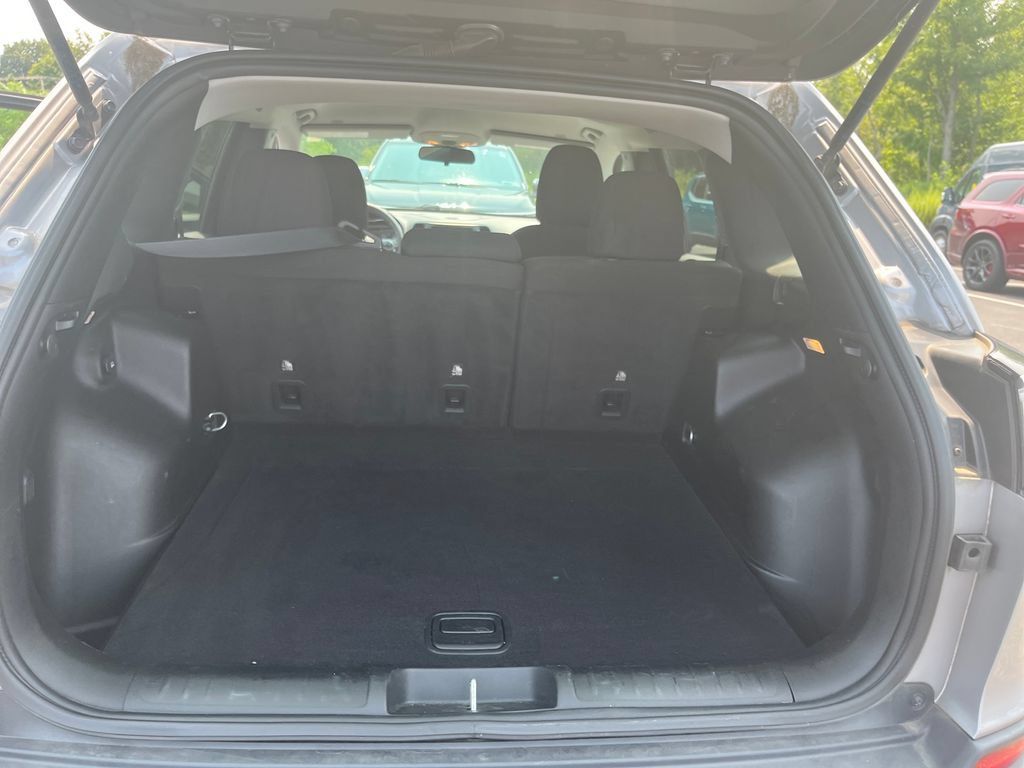 Used 2019 Jeep Cherokee Latitude w/ Popular Appearance Group AWD/4WD image 22