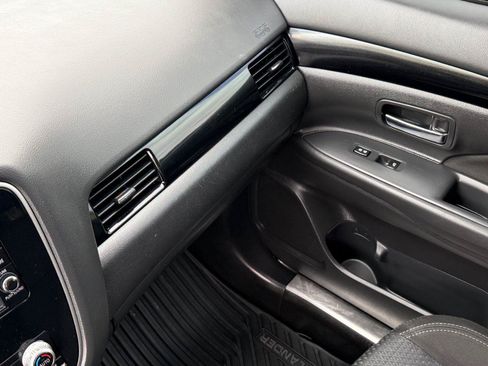 Used 2020 Mitsubishi Outlander ES FWD image 28