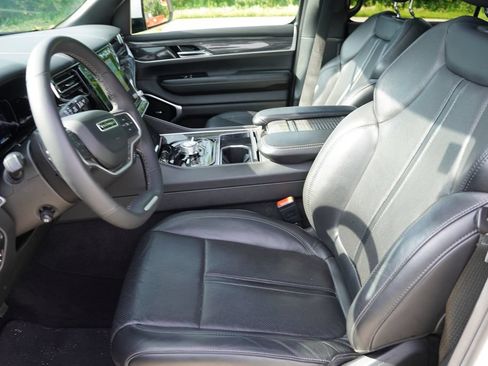 Used 2022 Jeep Wagoneer Series III w/ Premium Group I AWD/4WD image 5