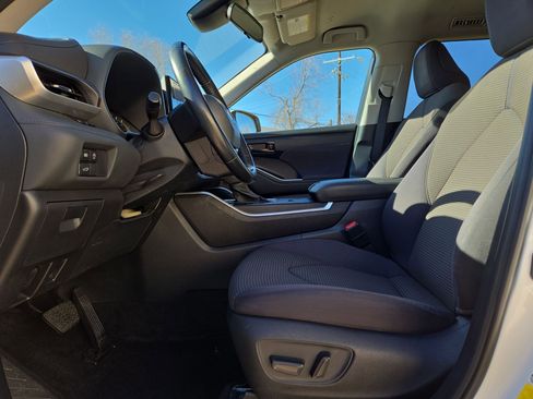 Used 2023 Toyota Highlander LE image 16