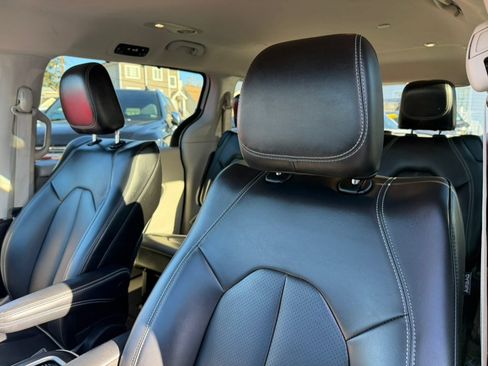 Used 2023 Chrysler Pacifica Touring-L image 36