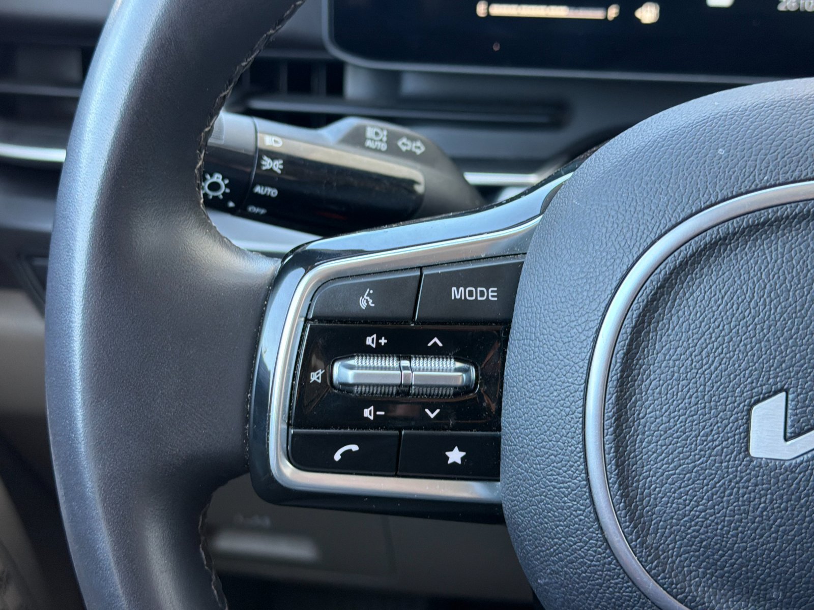 Used 2025 Kia Carnival FWD image 29