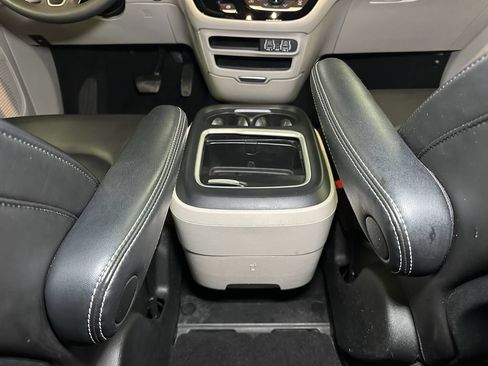 Used 2023 Chrysler Pacifica Touring-L FWD image 29