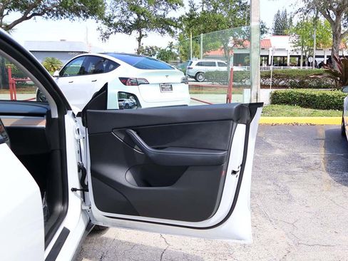 Used 2021 Tesla Model Y Long Range image 33