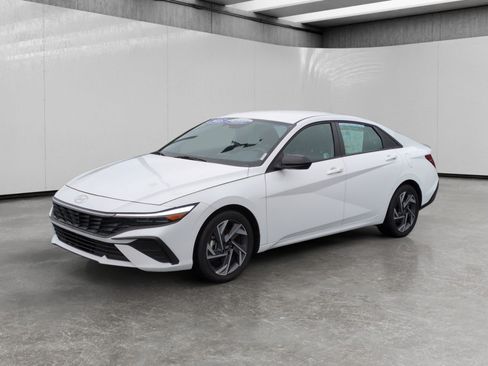 Used 2025 Hyundai Elantra Sport FWD image 3