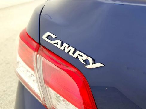 Used 2010 Toyota Camry SE FWD image 17