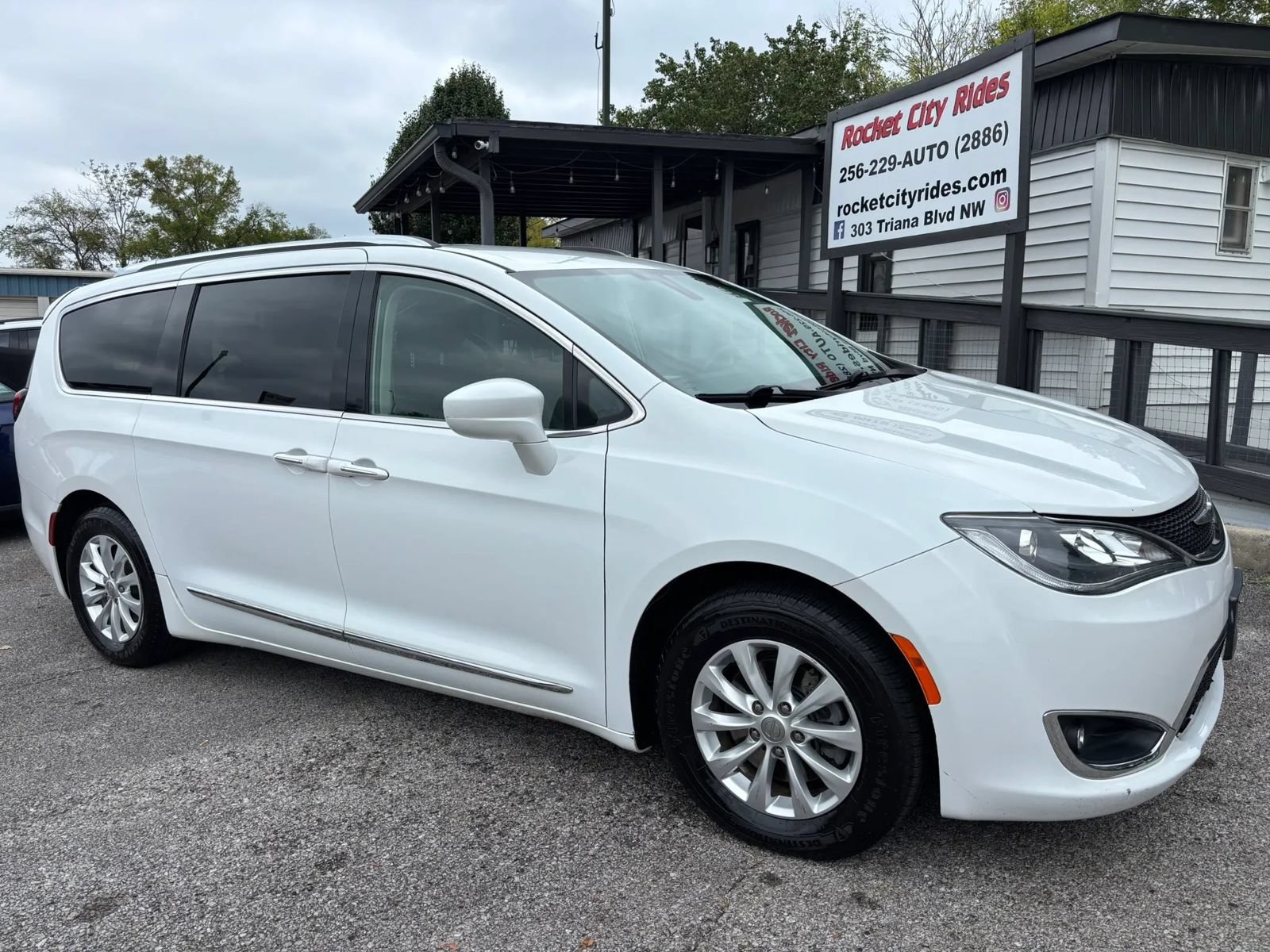 Used 2018 Chrysler Pacifica Touring-L FWD image 1