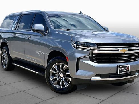 Used 2022 Chevrolet Suburban LT w/ Luxury Package RWD image 3