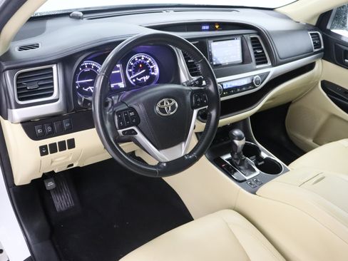 Used 2018 Toyota Highlander XLE AWD/4WD image 13