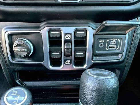 Used 2021 Jeep Wrangler Unlimited Sahara w/ Uconnect 4C Nav & Sound Group AWD/4WD image 16