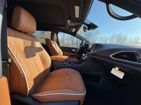 New 2026 Chrysler Pacifica Pinnacle image 16