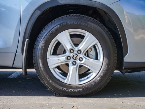 Used 2021 Toyota Highlander LE AWD/4WD image 9